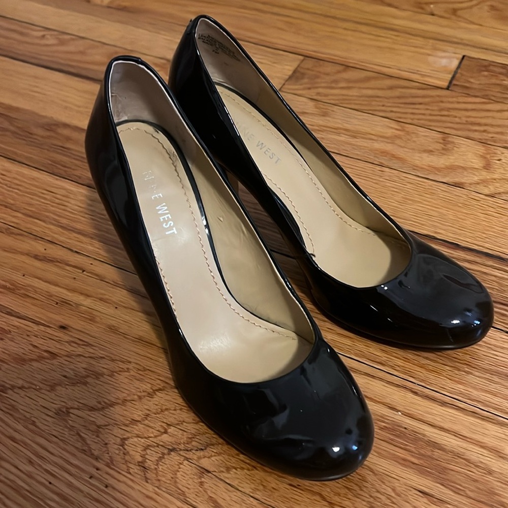 Nine West black round toe pumps